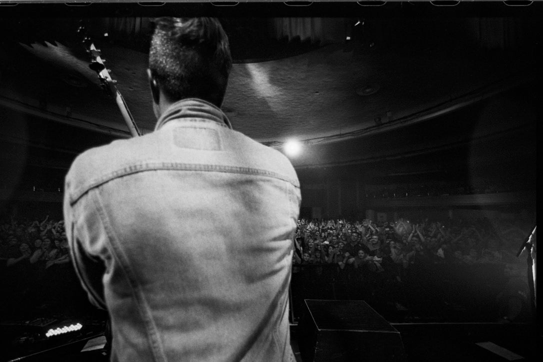 Dis{tour}tion  Finding The Horizon On A Crooked Stage